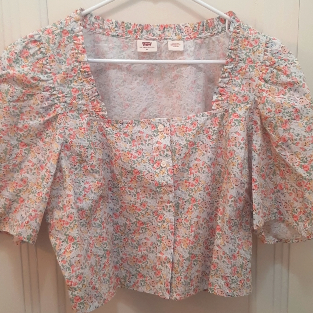 NWOT Levi's Cropped Puff Sleeve Blouse